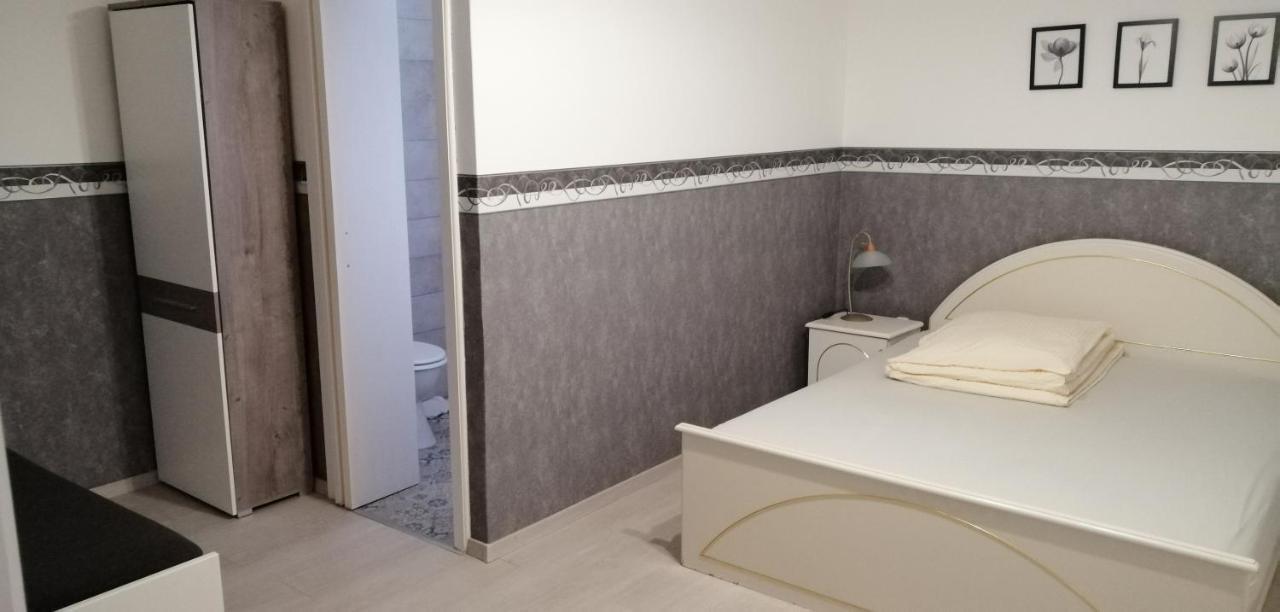 Radek Vendeghaz Es Apartman Halaszi Exterior photo